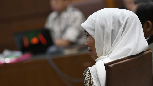 Gubernur Jawa Timur Khofifah Indar Parawansa menjadi saksi sidang kasus suap jual beli jabatan di lingkungan Kementerian Agama dengan terdakwa Muhammad Romahurmuziy di Pengadilan Tipikor, Jakarta, Rabu (11/12). [ANTARA FOTO/M Risyal Hidayat]
