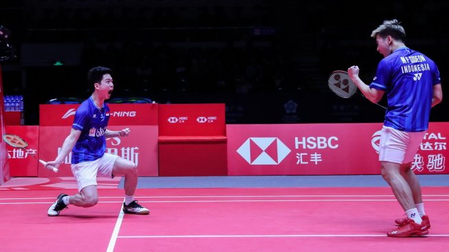 Pasangan ganda putra Indonesia, Kevin Sanjaya Sukamuljo/Marcus Fernaldi Gideon, menang di laga perdana Grup A BWF World Tour Finals 2019 atas pasangan berjuluk Duo Menara, Li Jun Hui/Liu Yu Chen (China), Rabu (11/12). [Humas PBSI]