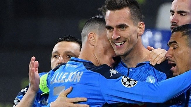 Para pemain Napoli merayakan gol Arkadiusz Milik usai mencetak hattrick ke gawang Genk di ajang Liga Champions, Rabu (11/12/2019) dini hari WIB. (Foto: AFP)