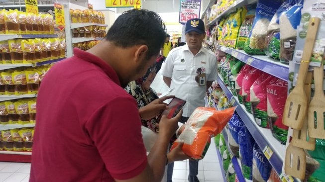 Petugas Disperindag Kota Yogyakarta, menunjukkan sejumlah kemasan rusak yang dijual di swalayan, Rabu (11/12/2019). [Muhammad Ilham Baktora / SuaraJogja.id]