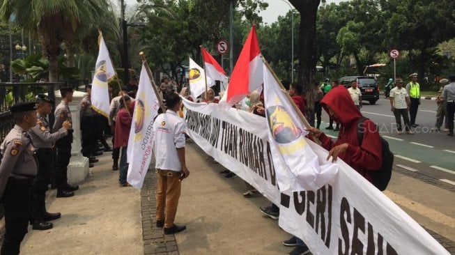 Massa yang tergabung dalam Gerakan Pribumi Indonesia (Geprindo) melakukan aksi di depan kantor Gubernur Jakarta Anies Baswedan. Dalam aksinya mereka meminta Anies untuk membatalkan acara Djakarta Warehouse Project (DWP). (Suara.com/Novian)