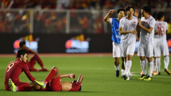 Pemain Timnas U-22 Indonesia Osvaldo Haay (kedua kiri) dan Muhammad Rafli (kiri) meluapkan kesedihan seusai kalah dari Timnas Vietnam dalam final sepak bola putra SEA Games 2019 di Stadion Rizal Memorial, Manila, Filipina, Selasa (10/12). [ANTARA FOTO/Sigid Kurniawan]