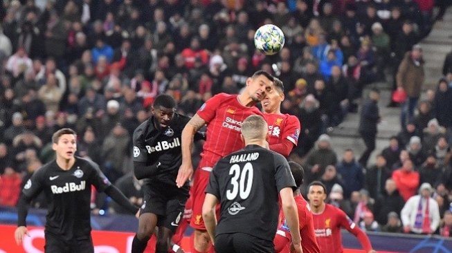 Pemain belakang Liverpool Dejan Lovren menahan lajunya bola hasil tendangan bebas pemain Salzburg di laga lanjutan Liga Champions grup E, Rabu (11/12/2019) dini hari WIB. (Foto: AFP)