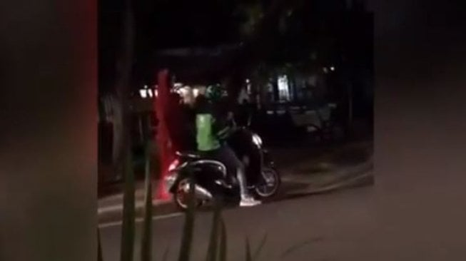 Ojol dan penumpang misterius berbaju serba merah.