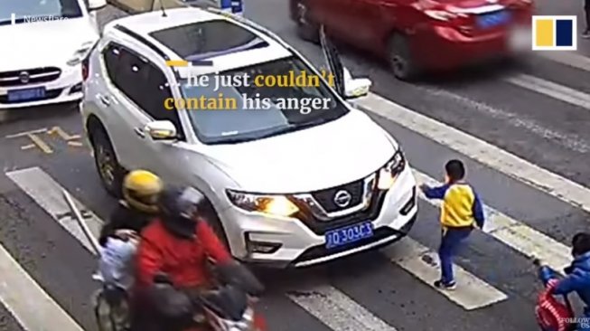 Bocah TK tendang mobil penabrak ibunya. (YouTube/SCMP)