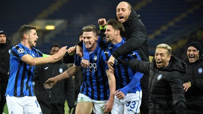 Para pemain Atalanta merayakan gol kemenangan di kandang Shakhtar Donetsk dan memastikan diri lolos 16 besar Liga Champions 2019/2020. (Foto: AFP)