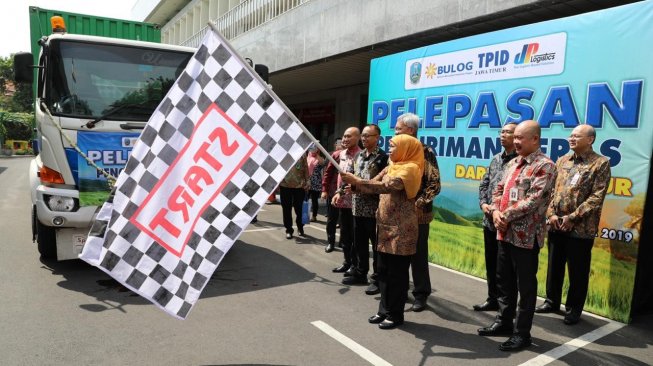 Jamin Stok Aman Jelang Nataru, Khofifah Lepas Pengiriman Beras 4.000 Ton