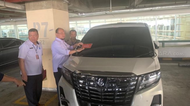 Satu unit Toyota Alphard tergolong sebagai mobil mewah tunggak pajak [Suara.com/Stephanus Aranditio].