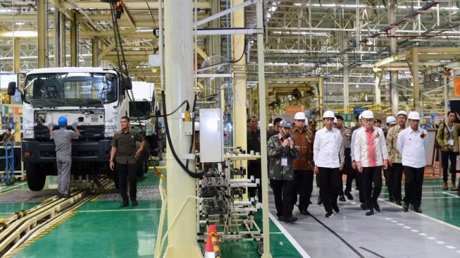 Presiden Joko Widodo meninjau plant untuk Isuzu Traga [Biro Pers Sekretariat Presiden/[Muchlis Jr].