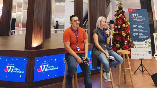 Senior Marcomm Manager, Mall of Indonesia, Lady Samantha (kanan) saat jumpa pers Mall of Indonesia yang mengangkat tema Winter Wonderland sebagai destinasi liburan akhir tahun 2019 bagi keluarga. (Suara.com/Ririn Indriani)