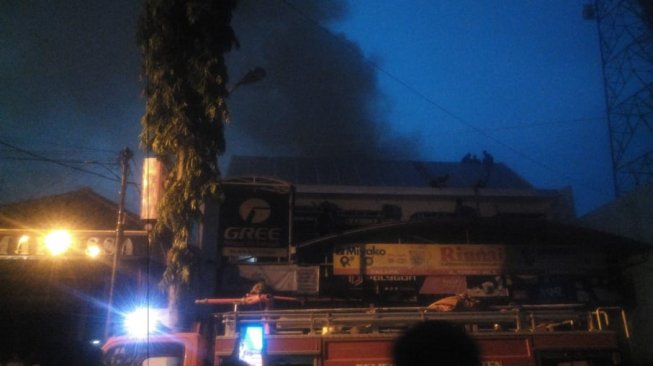 Gudang di Lamongan Terbakar, Damkar dan Water Cannon Diturunkan