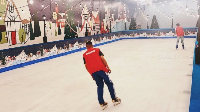 Nuansa musim dingin dihadirkan bagi para pengunjung dengan permainan seru Ice Rink yang terletak di lantai dasar Mall of Indonesia. (Suara.com/Ririn Indriani)