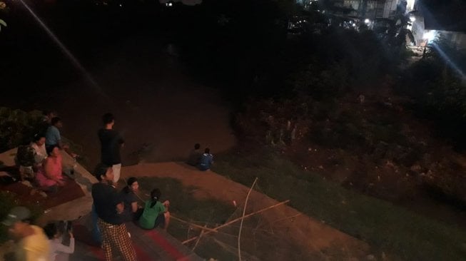 Bahaya bermain di Kali Bekasi, dua bocah hilang saat petang saat air naik [Suara.com/Mochammad Yacub Ardiansyah].