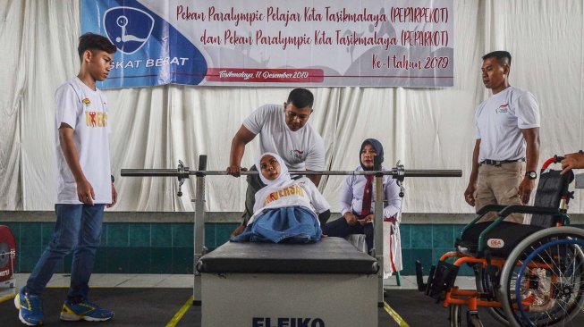 Atlet angkat berat penyandang disabilitas bersiap melakukan angkatan saat lomba kelas tunadaksa dalam kejuaraan Peparkot Disabilitas di Gedung GGM, Kota Tasikmalaya, Jawa Barat, Kamis (12/12). [ANTARA FOTO/Adeng Bustomi]