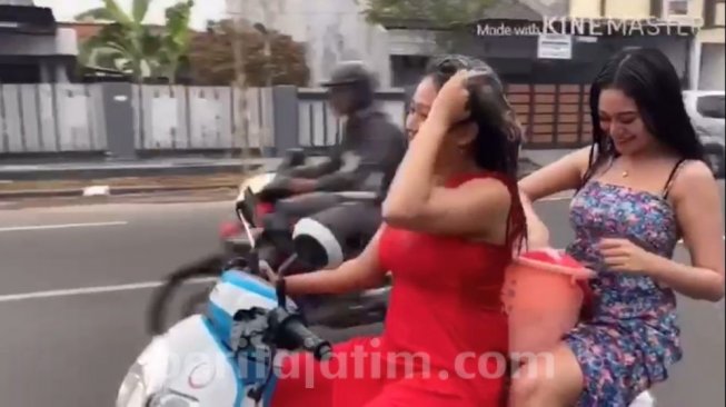 Video viral mandi di atas motor di Mojokerto. (Foto: Istimewa / via Beritajatim.com)