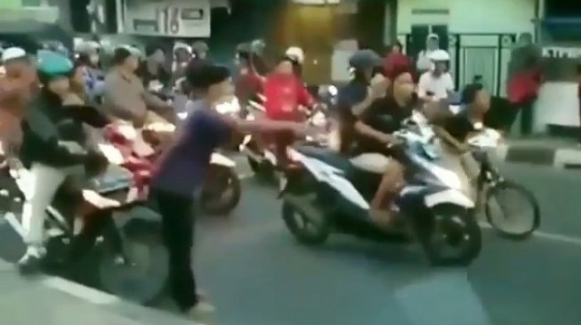 Balap liar di Bekasi yang viral di media sosial. (Instagram)