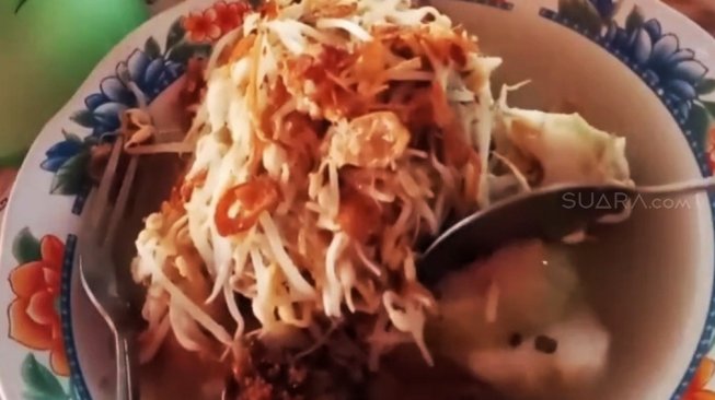 Contoh hidangan Surabaya yang sungguh segar: Lontong balap. Makin paten disantap bersama sate kerang dara  [Suara.com/Dimas Angga Perkasa].