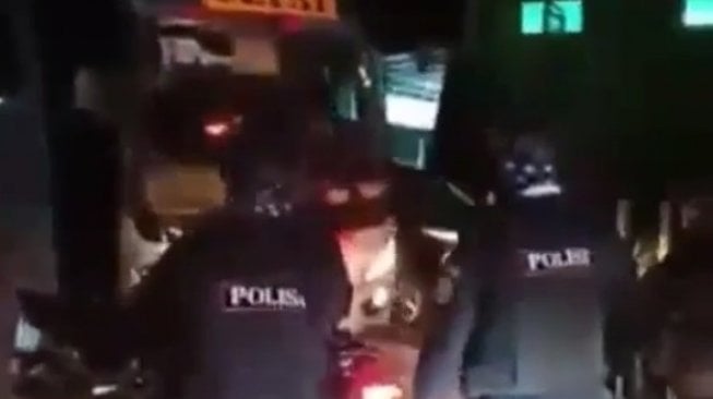 Bus Nekat Lawan Arah Dihadang Rombongan RX-King, Penunggang Motornya Polisi