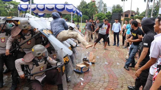 ‘Amuk Massa’ Warnai Pelaksanaan Pilkades di Pandeglang