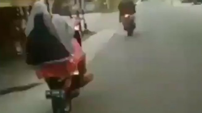 Viral Emak-emak Wheelie saat Naik Motor Matik, Warganet: Emaknya Siapa Nih?