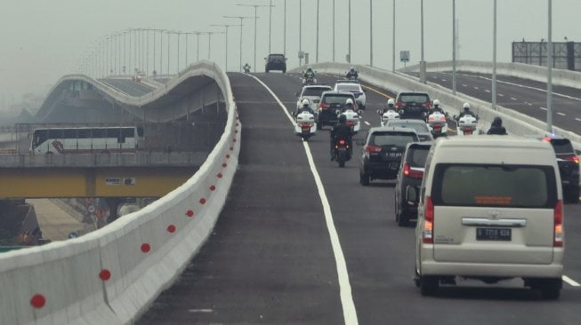 Iring-iringan kendaraan yang membawa Presiden Joko Widodo melintasi Jalan Tol Layang Cikampek usai diresmikan di Bekasi, Jawa Barat, Kamis (12/12/2019).[Antara/Akbar Nugroho Gumay]