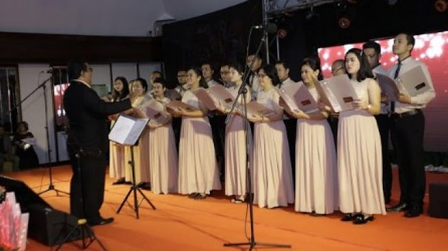 Sari Pacific Jakarta Associates Choir di perayaan Natal 2019.