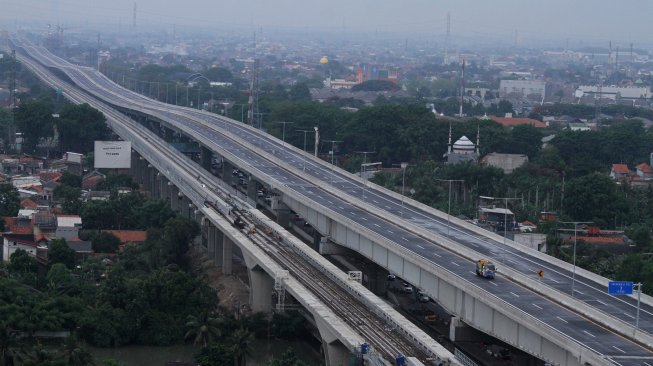 Sejumlah kendaraan petugas jalan tol melintas di area pengerjaan perbaikan sisi sambung jalan Tol layang Cikampek di Bekasi, Jawa Barat, Rabu (11/12/2019). [Antara/Risky Andrianto]