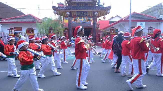 Sejumlah peserta kelompok drum band mengikuti Salatiga Christmas Parade di Salatiga, Jawa Tengah, Sabtu (14/12). [ANTARA FOTO/Aloysius Jarot Nugroho]