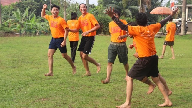 Suasana Gathering Arkadia Digital Media di Camp Hulu Cai, Ciawi, Bogor, Jawa Barat, Jumat (13/2/2019). [Suara.com/ Alfian Winanto]