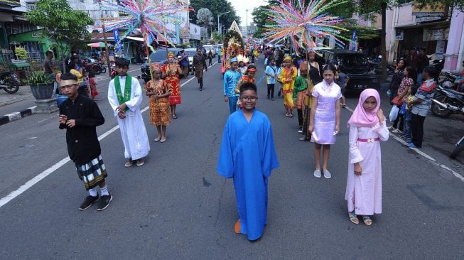 Sejumlah peserta anak-anak mengenakan kostum keberagaman agama dan budaya di Indonesia saat mengikui Salatiga Christmas Parade di Salatiga, Jawa Tengah, Sabtu (14/12). [ANTARA FOTO/Aloysius Jarot Nugroho]