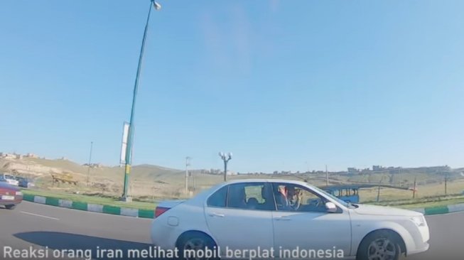 Bikin Penasaran, Ini Reaksi Orang Iran saat Melihat Mobil dari Indonesia