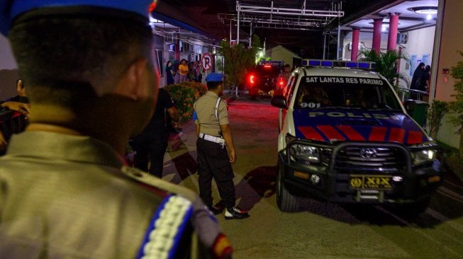 
Sejumlah polisi berjaga di depan kamar jenazah tempat disemayamkannya jenazah Bharatu Moh Syaiful Muhdori di Rumah Sakit Bhayangkara Palu, Sulawesi Tengah, Jumat (13/12) malam. [ANTARA FOTO/Basri Marzuki]