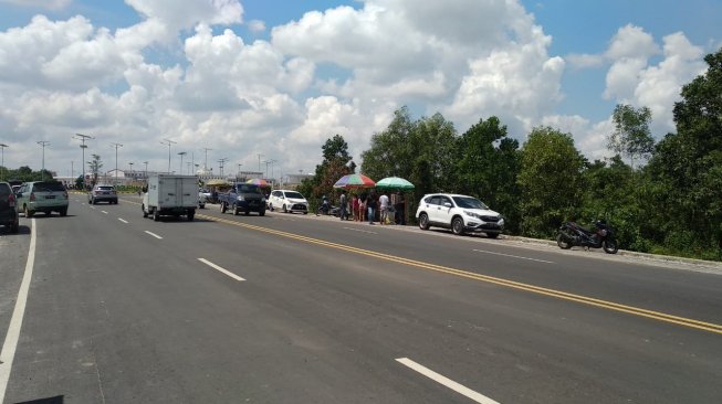 PKL Mulai ‘Tumbuh’ di Jalan Akses ke Bandara Syamsudin Noor