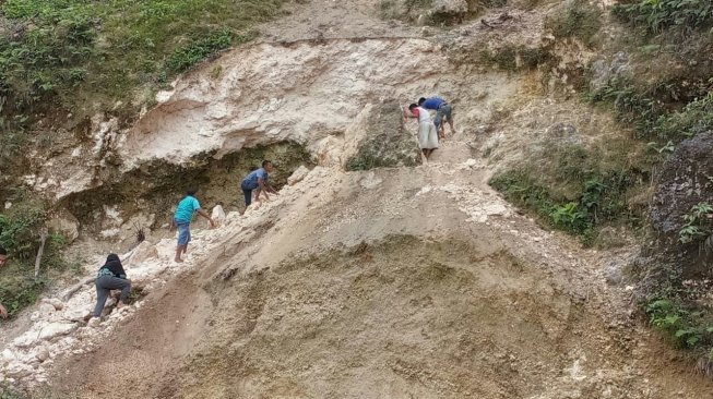 Pria Ini Meninggal Tertimbun Material Galian Lereng Gunung di Simeulue