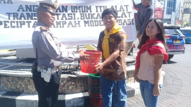SAPA Sulut Bagi 70 Tempat Sampah di Kendaraan