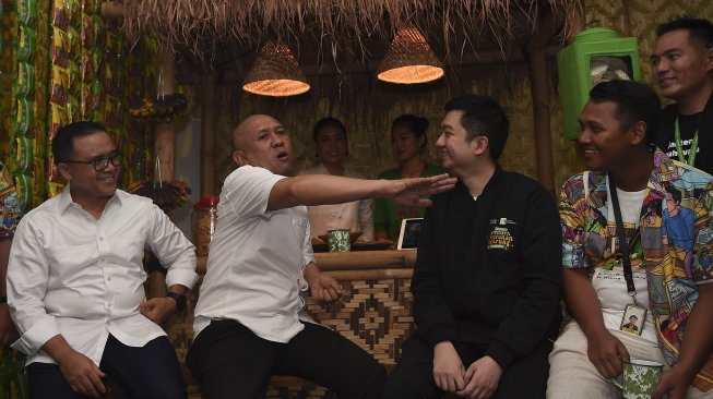 Menteri Koperasi dan Usaha Kecil dan Menengah Teten Masduki (kedua kiri) berbincang dengan Bupati Banyuwangi Abdullah Azwar Anas (kiri), CEO dan Founder Tokopedia William Tanuwijaya (ketiga kanan), CEO dan Co-Founder Warung Pintar Agung Bezharie Hadinegoro (kedua kanan) AVP of New Retail Tokopedia Adi Putra (kanan) di Museum Warung Indonesia dalam acara Festival Gerakan Warung Nasional di Lapangan Banteng, Jakarta, Sabtu (14/12). [ANTARA FOTO/Nova Wahyudi]