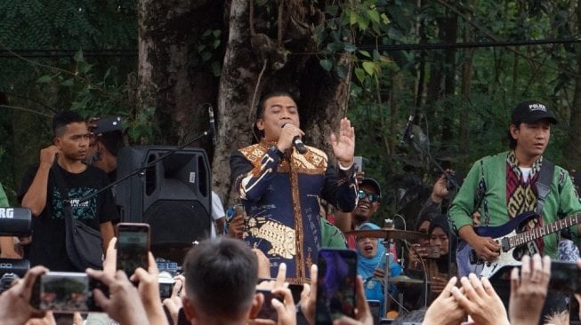 Pakai Wig ala Rocker, Menteri Jokowi "Ngambyar" di UGM