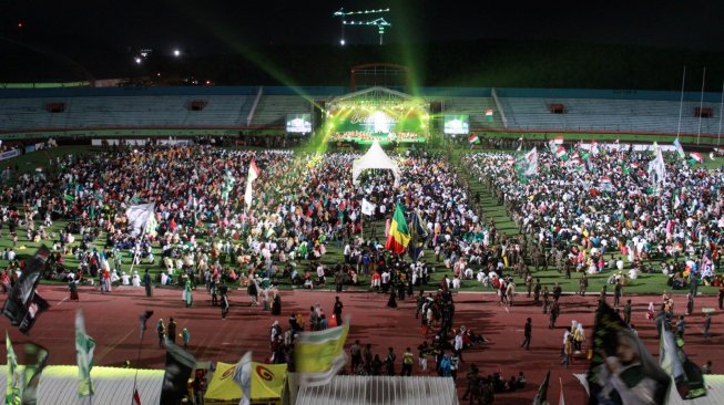 Warga mengikuti kegiatan sholawat bersama Barisan Ansor Serbaguna (Banser), TNI dan Polri di GOR Sidoarjo, Jawa Timur, Sabtu (14/12). [ANTARA FOTO/Umarul Faruq]