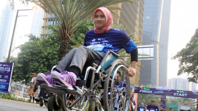 Peserta lari Disabilitas mengikuti BPJAMSOSTEK Relay Marathon 2019 di Epicentrum, Kuningan, Jakarta, Minggu (15/12). [Suara.com/Oke Atmaja]
