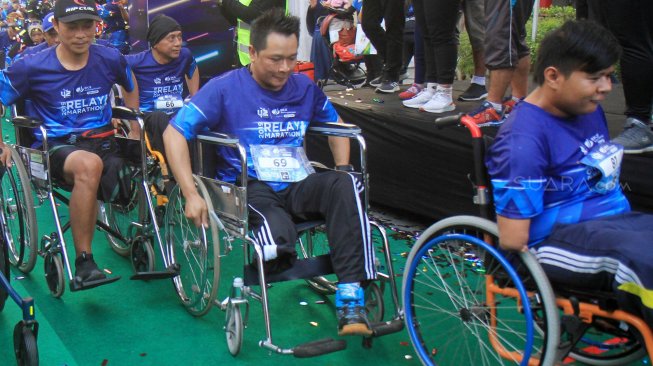 Peserta lari Disabilitas mengikuti BPJAMSOSTEK Relay Marathon 2019 di Epicentrum, Kuningan, Jakarta, Minggu (15/12). [Suara.com/Oke Atmaja]
