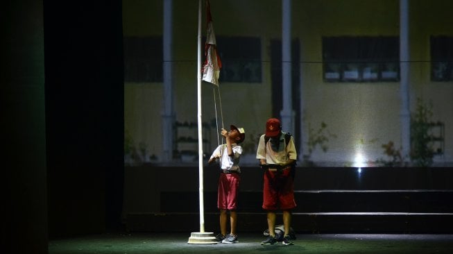 Pemain teater pelajar "Ukur" dari MTs NU Maslakul Falah membawakan lakon "Patriotisme" saat mengikuti Festival Teater Pelajar (FTP) di Kudus, Jawa Tengah, Sabtu (14/12). [ANTARA FOTO/Yusuf Nugroho]