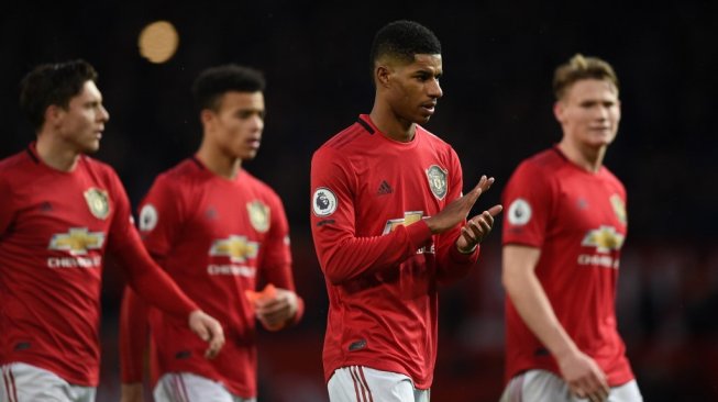 Ekspresi kekecewaan para pemain Manchester United usai laga lanjutan Liga Inggris 2019/2020 kontra Everton di Old Trafford, Manchester, Minggu (15/12/2019) malam WIB. [Oli SCARFF / AFP]