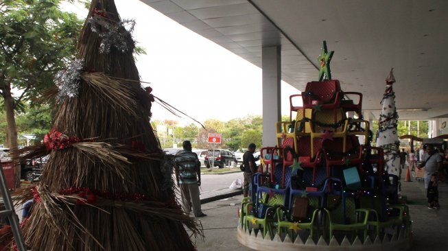 Deretan pohon Natal yang dibuat dari berbagai jenis bahan dipajang di halaman salah satu pusat perbelanjaan dalam acara lomba menghias pohon Natal di Kupang, NTT, Sabtu (14/1). [ANTARA FOTO/Kornelis Kaha]