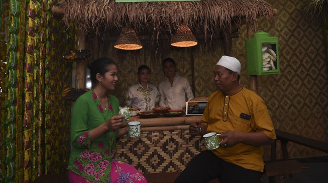 Warga mengunjungi Museum Warung Indonesia dalam acara Festival Gerakan Warung Nasional di Lapangan Banteng, Jakarta, Sabtu (14/12). [ANTARA FOTO/Nova Wahyudi]