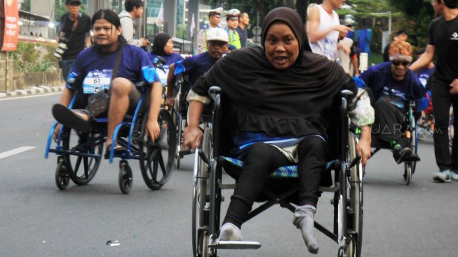 Peserta lari Disabilitas mengikuti BPJAMSOSTEK Relay Marathon 2019 di Epicentrum, Kuningan, Jakarta, Minggu (15/12). [Suara.com/Oke Atmaja]
