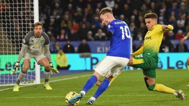 Pemain Leicester City James Maddison melepaskan tendangan ke gawang Norwich City dalam pertandingan yang berlangsung di King Power Stadium, Sabtu (14/12/2019). [AFP]