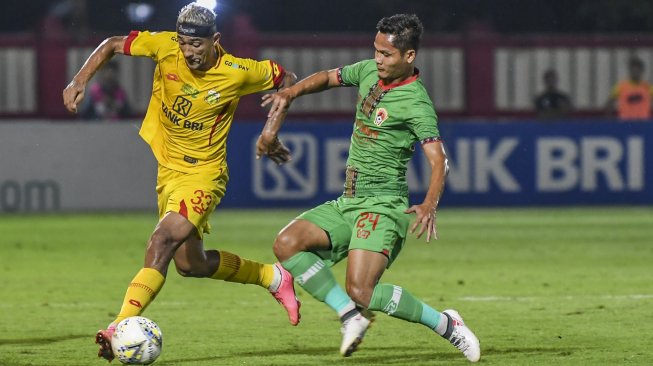 Pesepak bola Bhayangkara FC Bruno Matos (kiri) berusaha melewati pesepak bola Kalteng Putra Fajar Handika (kanan) pada laga lanjutan Liga 1 di Stadion PTIK, Jakarta, Senin (16/12/2019). ANTARA FOTO/Galih Pradipta/wsj.