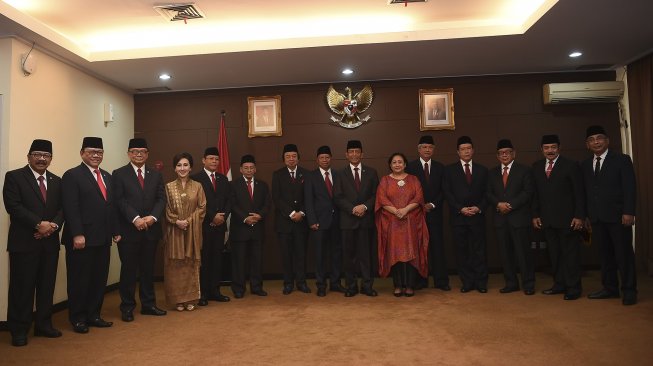 Ketua dan anggota Dewan Pertimbangan Presiden (Wantimpres) periode 2015-2019 berfoto bersama dengan Ketua dan anggota Watimpres periode 2019-2024 usai serah terima jabatan ketua dan anggota Wantimpres periode 2015-2019 kepada ketua dan anggota Wantimpres periode 2019-2024 di Jakarta, Senin (16/12). [ANTARA FOTO/Nova Wahyudi]