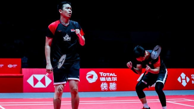 Ganda putra Indonesia Hendra Setiawan (kiri) dan Mohammad Ahsan (kanan) meluapkan kegembiraan usai mengalahkan ganda putra Jepang Hiroyuki Endo dan Yuta Watanabe pada final BWF World Tour Finals 2019 di Tianhe Gymnasium, Guangzhou, China, Minggu (15/12). [ANTARA FOTO/Bimo - Humas PBSI]