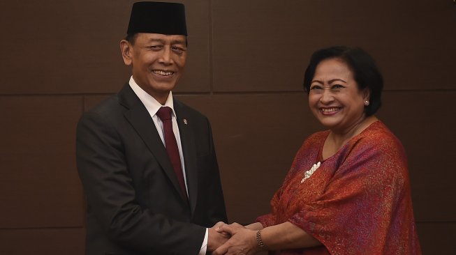 Ketua Dewan Pertimbangan Presiden (Wantimpres) periode 2015-2019 Sri Adiningsih (kanan) berjabat tangan dengan Ketua Watimpres periode 2019-2024 Wiranto, saat serah terima jabatan ketua dan anggota Wantimpres periode 2015-2019 kepada ketua dan anggota Wantimpres periode 2019-2024 di Jakarta, Senin (16/12). [ANTARA FOTO/Nova Wahyudi]